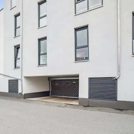 Апартаменты Sali Homes Elegant And Stylish Retreat In Heart Of Bayreuth, Close To River Байройт
