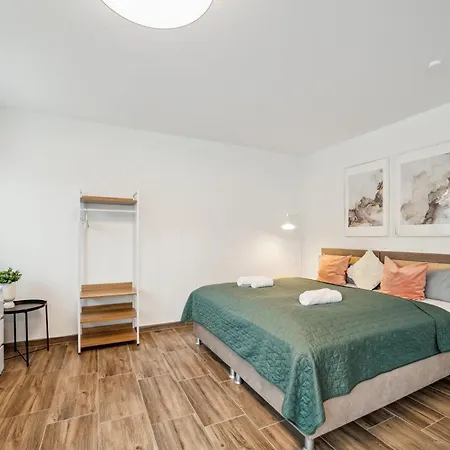Апартаменты Sali Homes Elegant And Stylish Retreat In Heart Of Bayreuth, Close To River Байройт